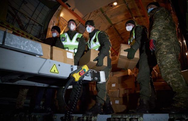 Із Південної Кореї літак має доставити 100 тисяч тест-систем ПЛР, з Китаю - 200 тисяч.