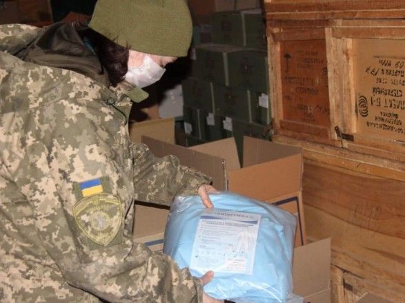 Військові на Донбасі отримали костюми біозахисту