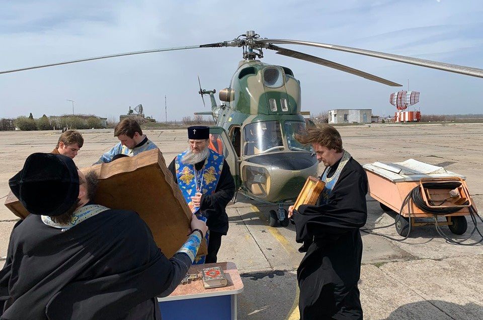 Запоріжжя облетіли на гелікоптері з молитвою проти коронавірусу, фото