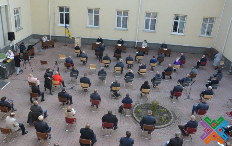 Карантин: у Хмельницькому провели сесію облради надворі, фото