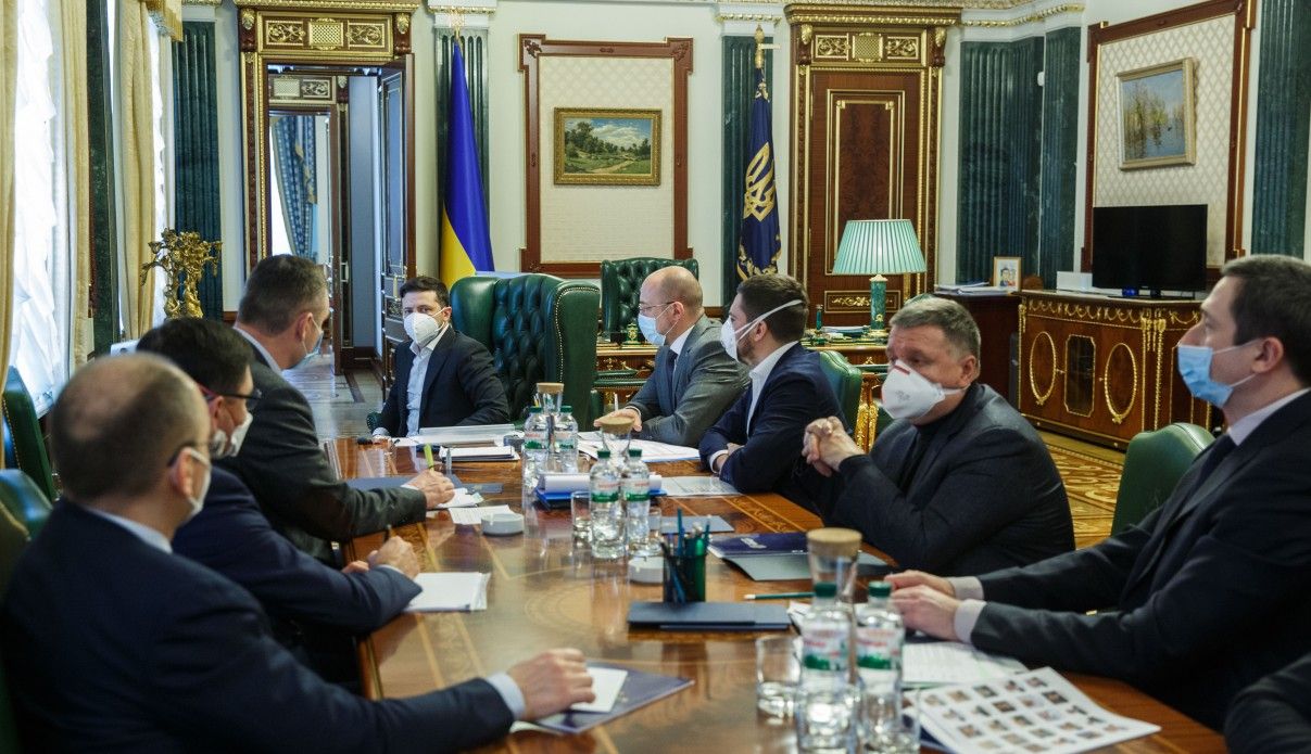 Зеленський не впорався з війною на Донбасі - опитування