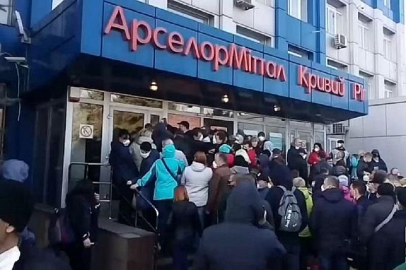 У Кривому Розі опинилися у черзі за спецперепустками тисячі металургів