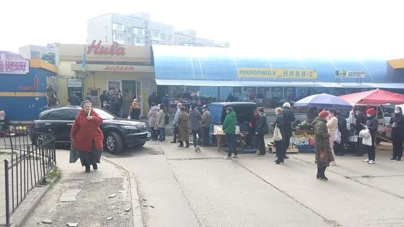 У Чернівцях виникли черги до гастрономів через комендантську годину