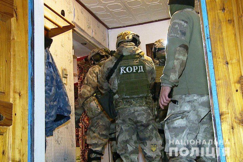 В Шаргороді озброєний чоловік поранив 4 поліцейських під час штурму його будинку