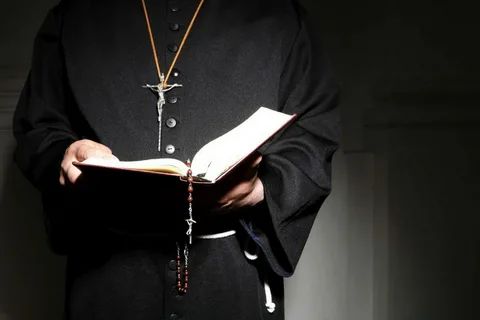 На Буковині хворий на COVID-19 священник хоче надалі проводити богослужіння