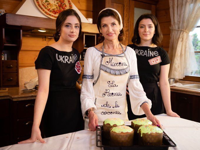 Випічку готують дружина Марина разом з доньками
