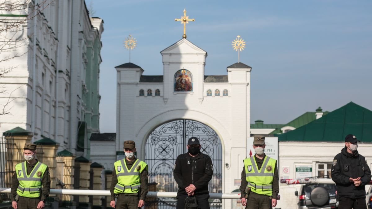 В'їзди до Києво-Печерської лаври контролює поліція і Нацгвардія.