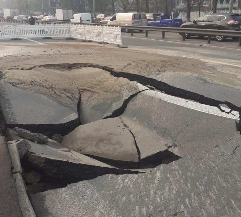 У Києві на вулиці Гетьмана «провалився» асфальт