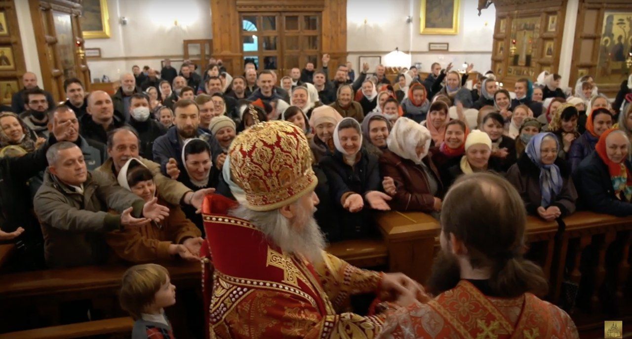 У Святогірській лаврі на Великдень цілували руки митрополиту Арсенію віряни без масок, фото
