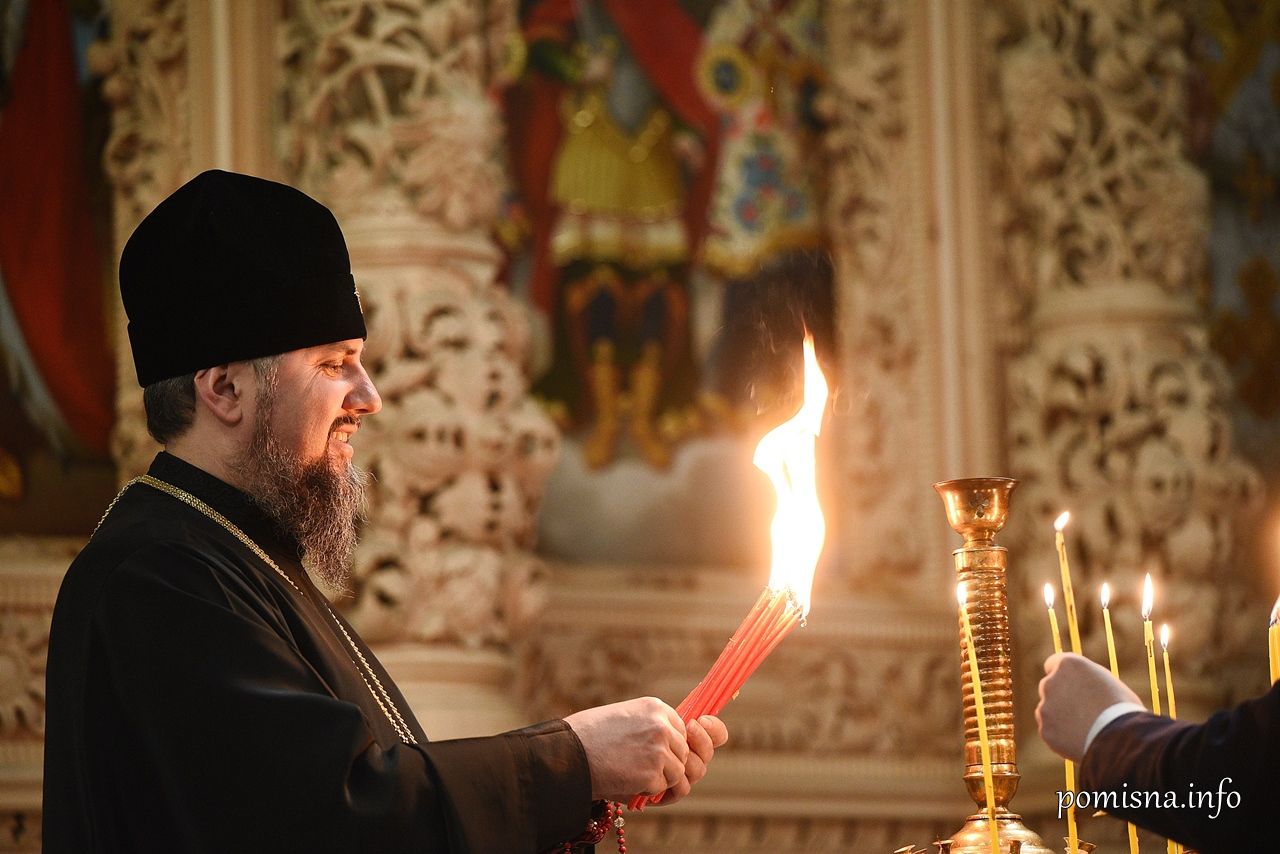Епіфаній віддав дітям пожертву на чартер і таки отримав Благодатний вогонь, фото