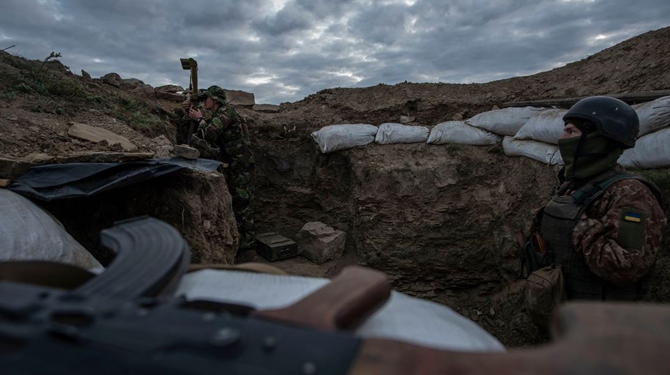 Обстріли біля Мар’їнки: загинув захисник України, двоє поранені