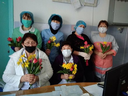 Подружжя фермерів подарували медикам Каховки півмільйона тюльпанів та нарцисів