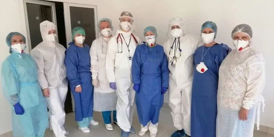 МОЗ майже вдвічі переплачує при закупівлі костюмів для захисту лікарів