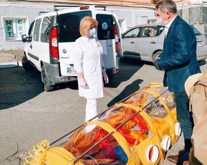 «Медреформа не працює»: в лікарнях Києва та Чернівців закінчуються місця для пацієнтів з COVID-19