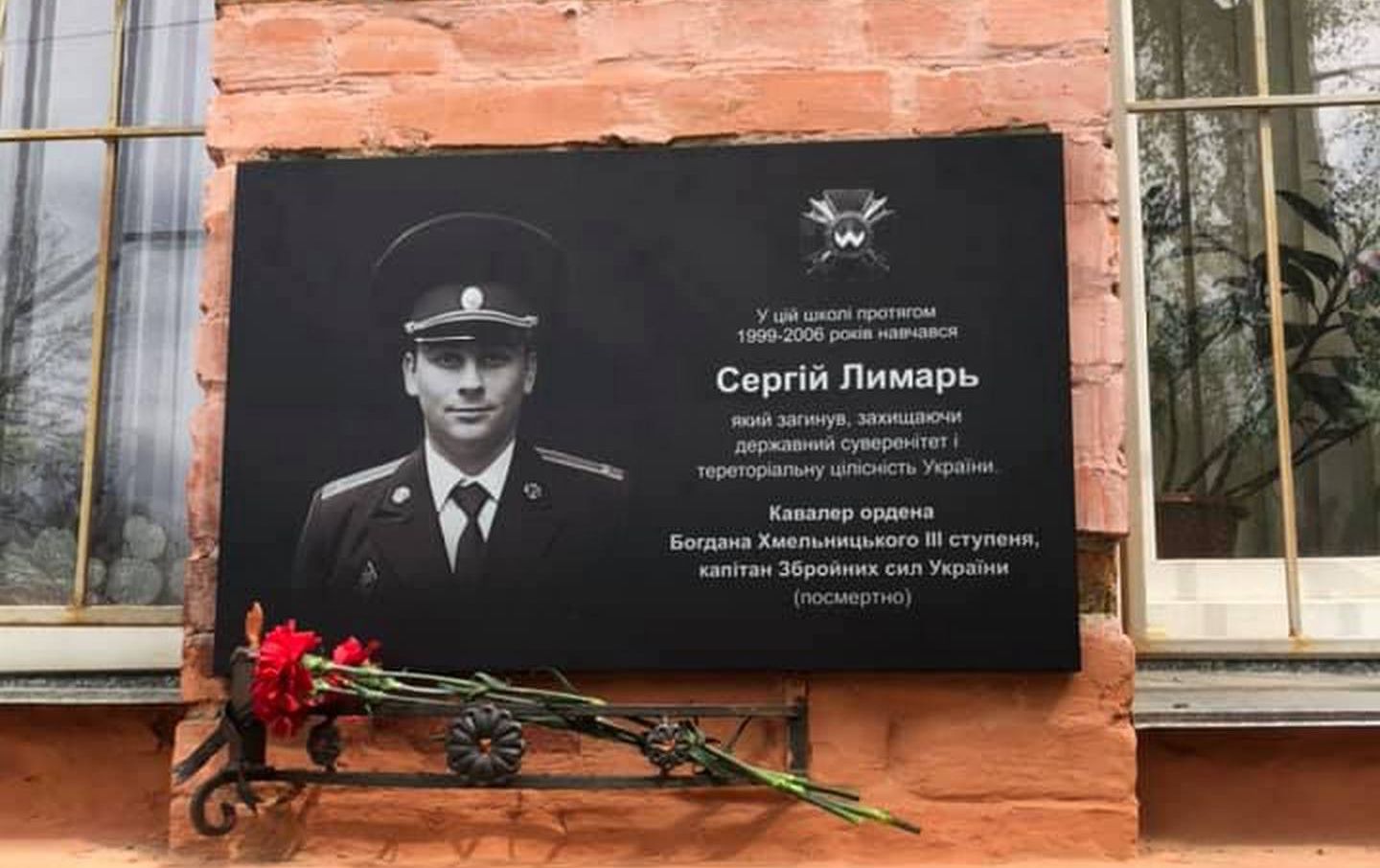 Пошкоджені вандалами: у Полтаві відновили меморіальні дошки загиблим АТОвцям і Петлюрі