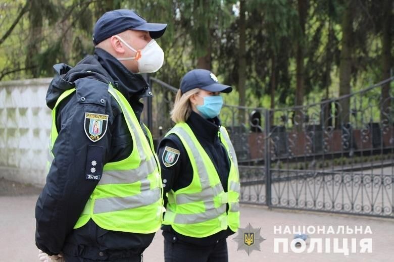 Поминальні дні: поліція не пускатиме українців на кладовища