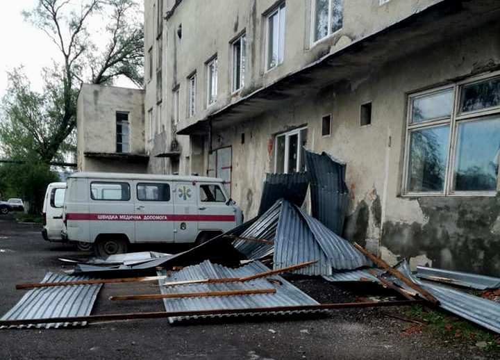 В Іршаві позносив покрівлі потужний буревій, фото