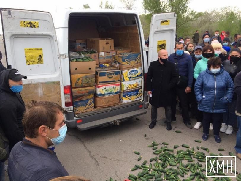 Херсонський автомобільний міст засипали огірками і редискою сільгоспвиробники, фото