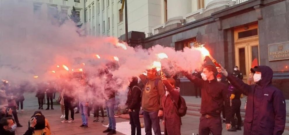 Активісти палили фаєри на Банковій і вимагали звільнення генпрокурорки Венедіктової через завершення слідства у справі Гандзюк.