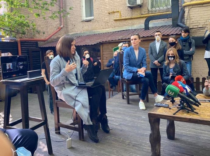 Засідання тимчасової слдічої комісії відбувається на свіжому повітрі.