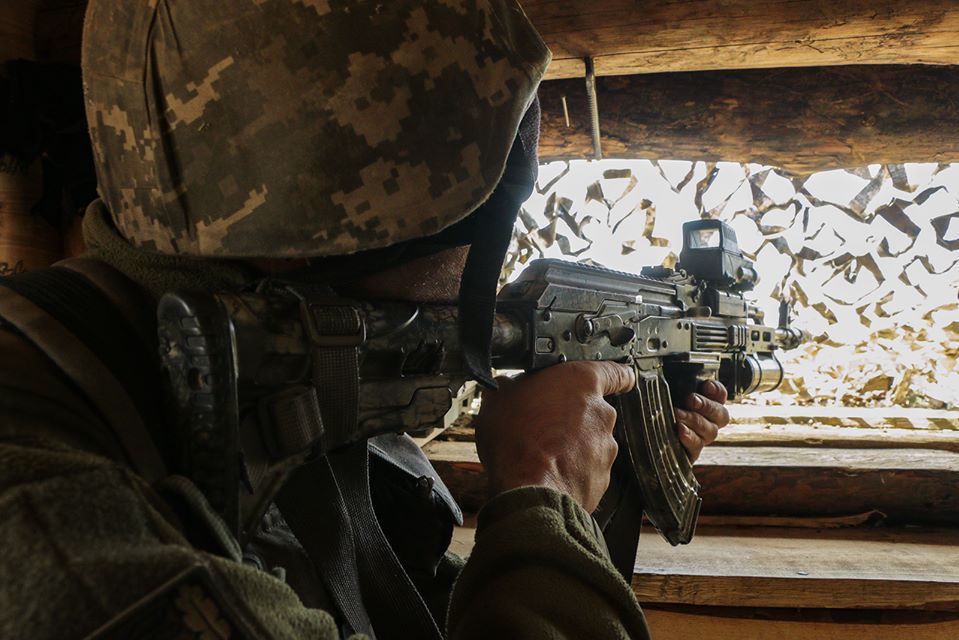 На Донбасі обстріляли з мінометів позиції ООС: троє поранених