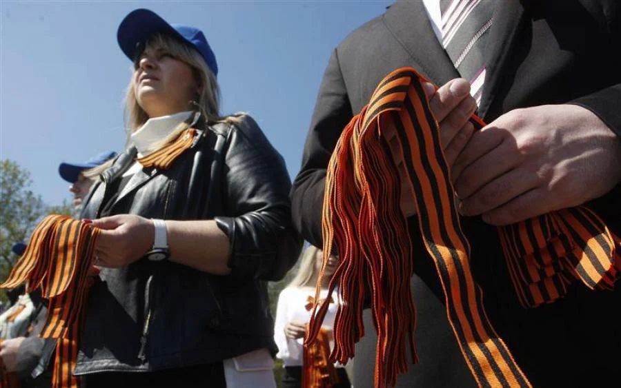 Третина українців не підтримує заборону носити «колорадську» стрічку