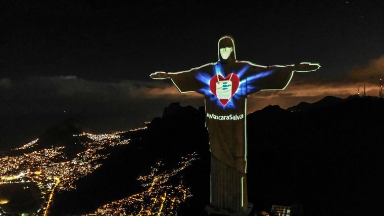 Христос у масці: у Ріо-де-Жанейро заохочують бразильців до захисту від COVID-19, відео