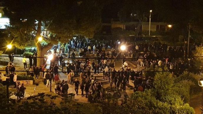 У передмісті Афін поліція розігнала вечірку з кількох сотень молодих людей