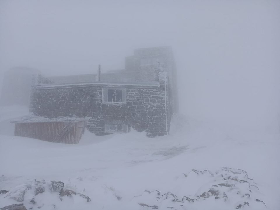 Чорногора у Карпатах засипана снігом