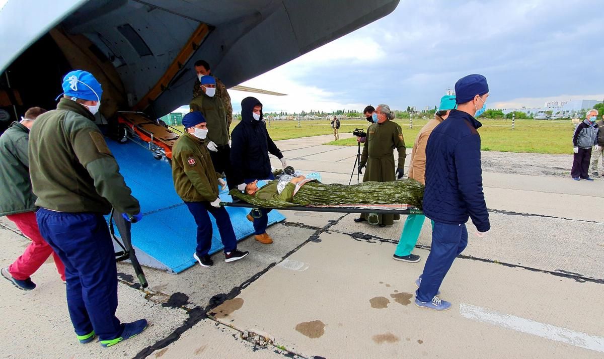 До Одеси доправили спецбортом 12 поранених захисників України, фото