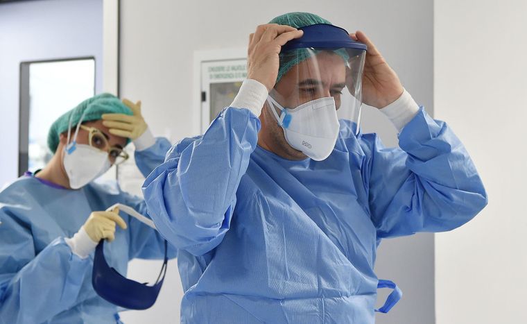 Рада прирівняла померлих від коронавірусу медиків до загиблих військових