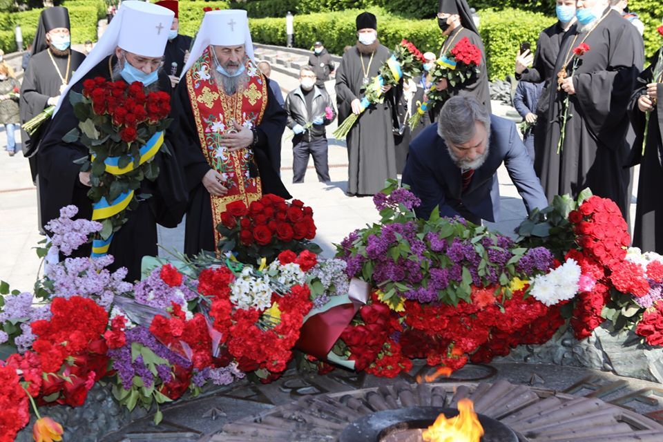 Новинський і Онуфрій взяли участь у панахиді за загиблими у Парку Слави, фото