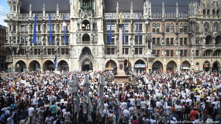 Багатотисячні мітинги проти карантину відбулися у Німеччині