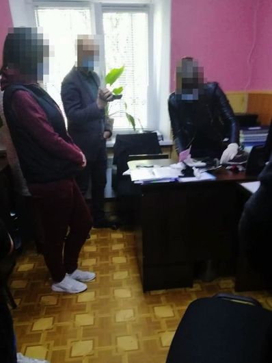 Чиновниця міграційної служби Черкащини мала щомісячних хабарів до тисячі доларів