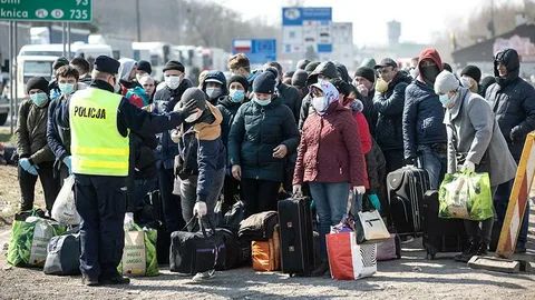 Шмигаль спростував заборону на виїзд заробітчан за кордон