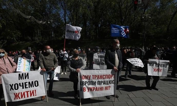 Мітинг під Кабміном: вимагають запустити метро та траспорт