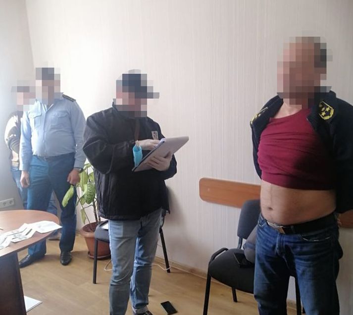 На Одеській митниці вимагали по 100 доларів з контейнера, фото