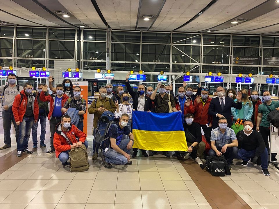 Українські науковці зі станції «Академік Вернадський» під час перельоту в аеропорт Сантьяго (Чилі).