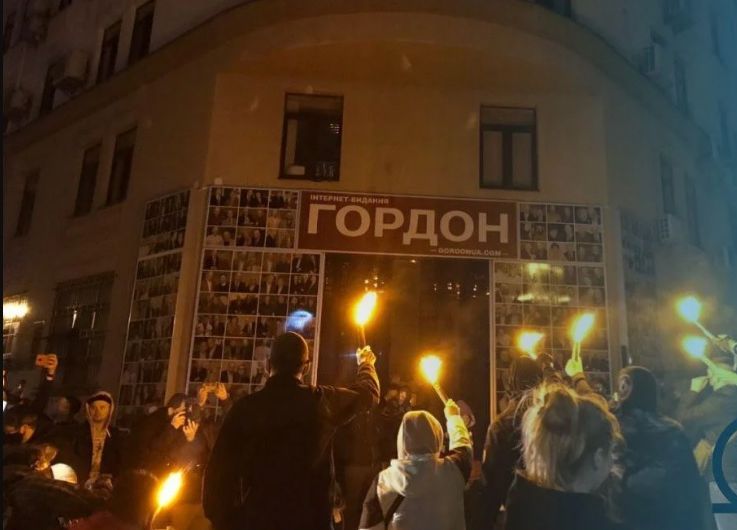 Флешки для Гааги: Гордон виправдовує своє інтерв’ю з Гіркіним