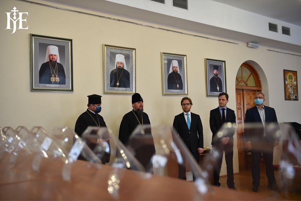 Епіфаній і посол Литви передали медикам 13 тисяч захисних щитків