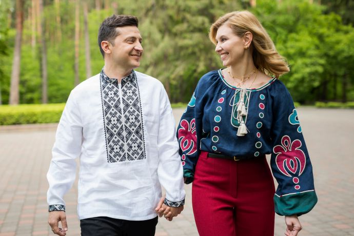 Володимир та Олена Зеленські подарували вишиті сорочки лідерам США, Франції, Канади, Польщі
