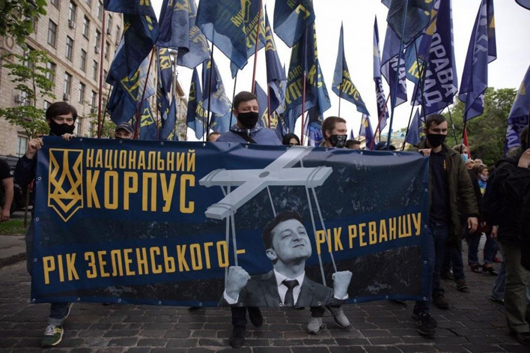 Президент — зрадник: під вікнами Зеленського провели акцію протесту