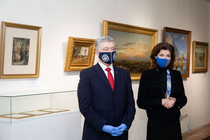 ДБР приїхало на виставку картин Порошенка, фото