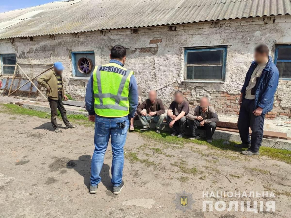 Фермери з Харківщини тримали у рабстві 8 дорослих та дитину
