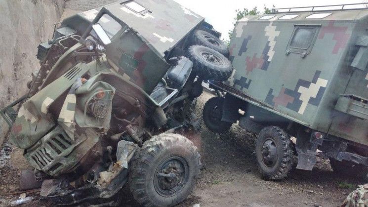 На Харківщині у ДТП з військовими вантажівками постраждали чотири людини