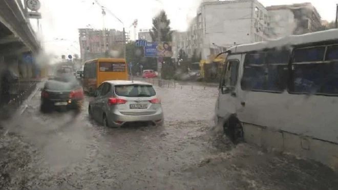 Негода у Києві: затори, плаваючі авто, затоплені вулиці