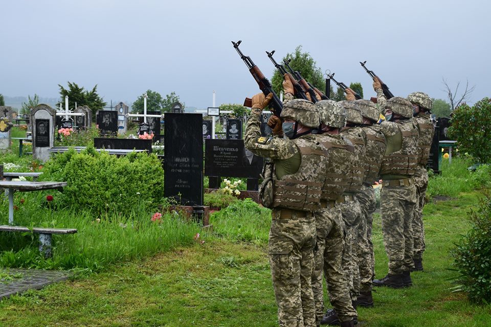 Комбриг Юрій Межаков похований з військовими почестями у місті Шпола, фото