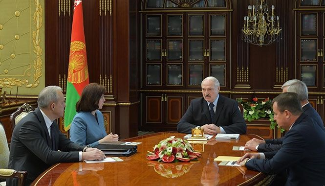 Лукашенко відправив уряд у відставку і міркує над складом нового