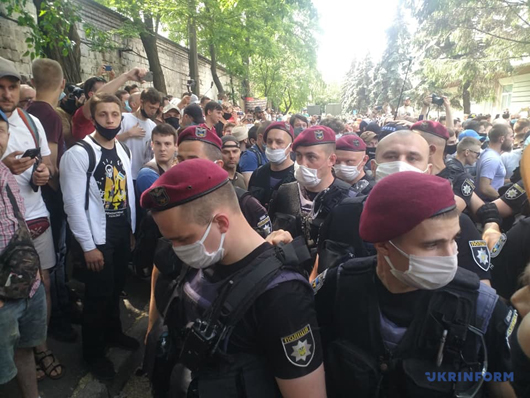Нагнали силовиків: як суд у справі Сергія Стерненка перетворюється на новий Майдан