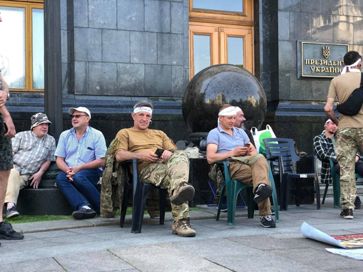 Щоб убивці «Сармата» були покарані: під ОП другий тиждень голодують ексбійці «Донбасу»